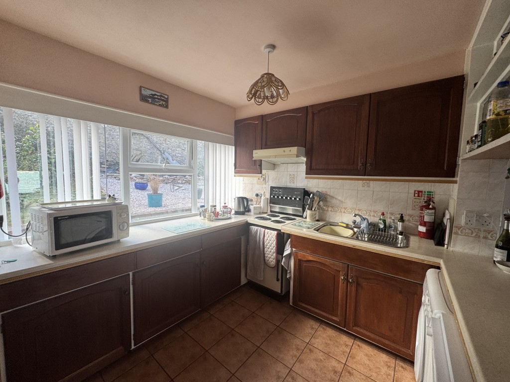 Lot: 153 - MID-TERRACE PROPERTY WITH STUNNING SEA VIEWS IN A POPULAR LOCATION - Kitchen